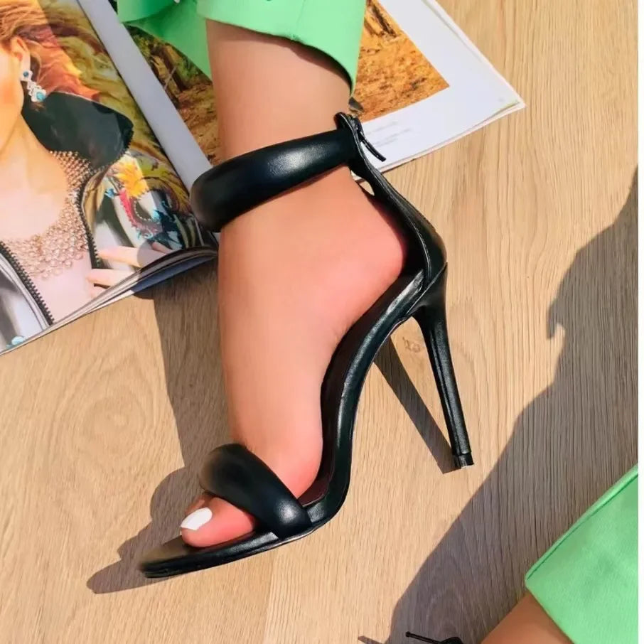 ZAFINA – HIGH HEELS MIT KNÖCHELRIEMEN IN GOLD & SCHWARZ