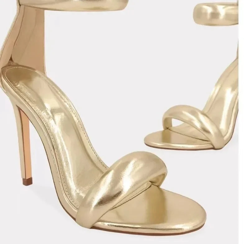 ZAFINA – HIGH HEELS MIT KNÖCHELRIEMEN IN GOLD & SCHWARZ