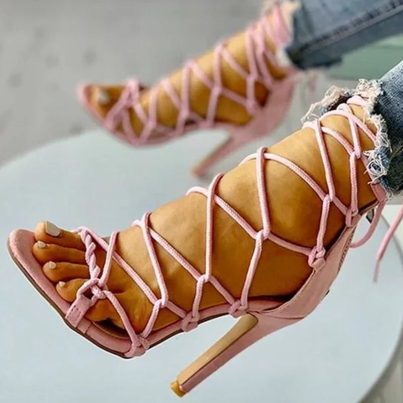 MIREYA – HIGH HEEL SANDALE MIT KREUZRIEMEN & SCHNÜRVERSCHLUSS