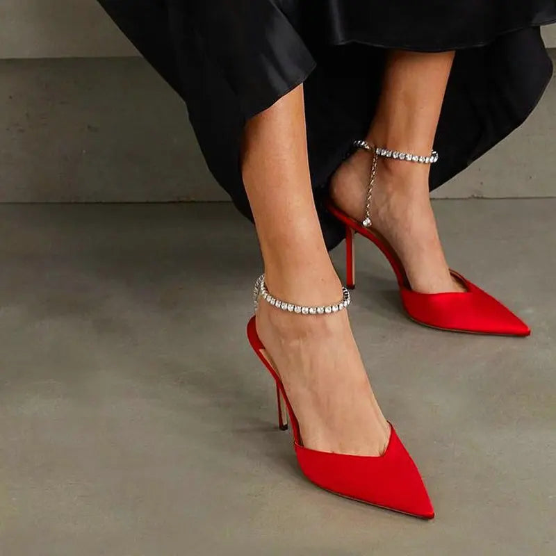LEYNA – SATIN-STILETTO MIT STRASS UND KOMFORTPLATTFORM