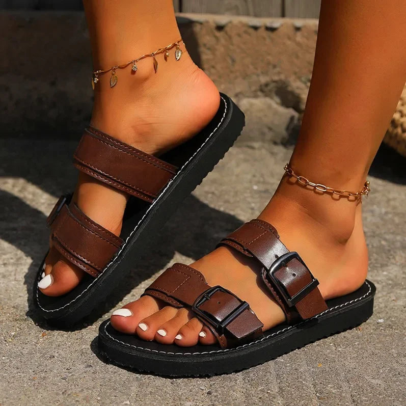 MAELI – FLACHE SOMMERSANDALE MIT METALLSCHNALLE