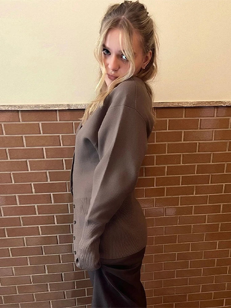 LEONA – STRICKJACKE MIT V-AUSSCHNITT IN BRAUN
