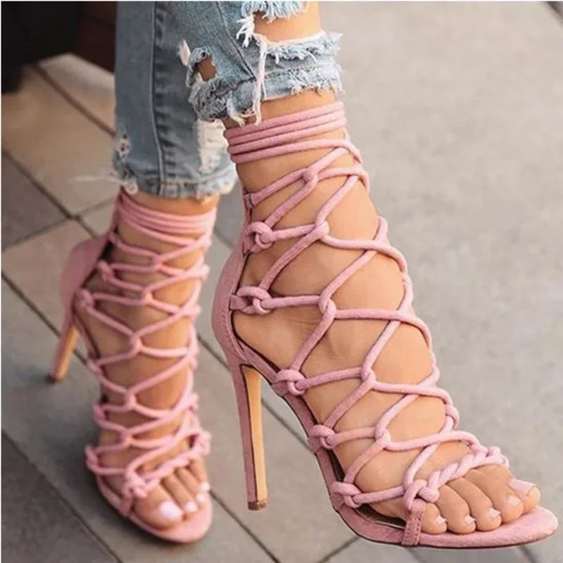 MIREYA – HIGH HEEL SANDALE MIT KREUZRIEMEN & SCHNÜRVERSCHLUSS