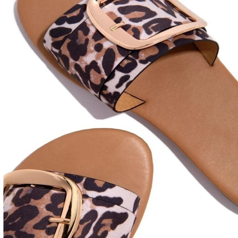 MIRELLA – SOMMERPANTOLETTE MIT SCHNALLE IN LEOPARD & CREME