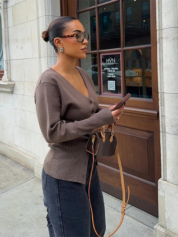 LEONA – STRICKJACKE MIT V-AUSSCHNITT IN BRAUN
