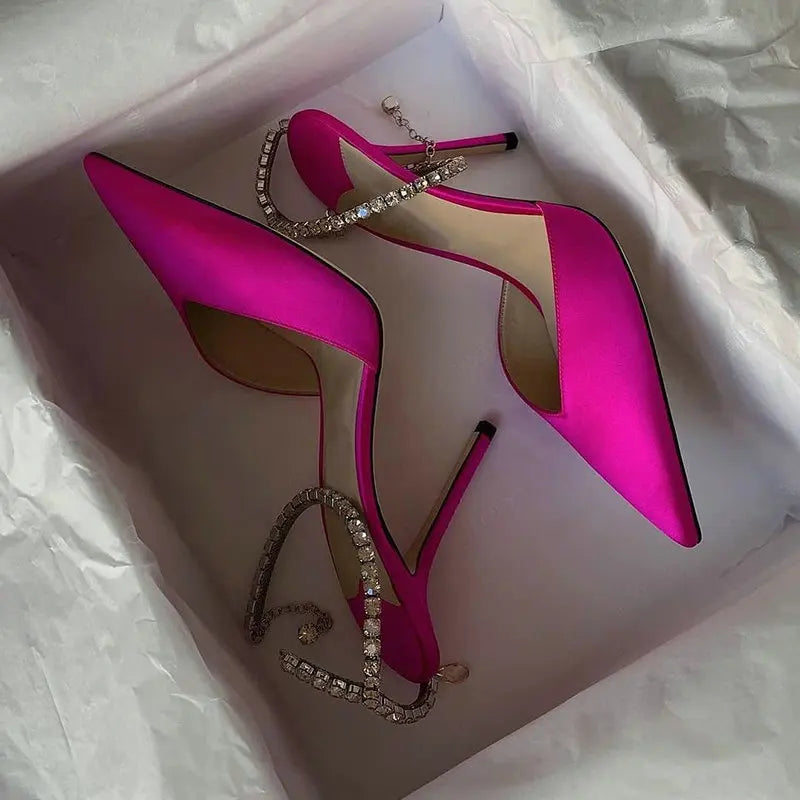 LEYNA – SATIN-STILETTO MIT STRASS UND KOMFORTPLATTFORM