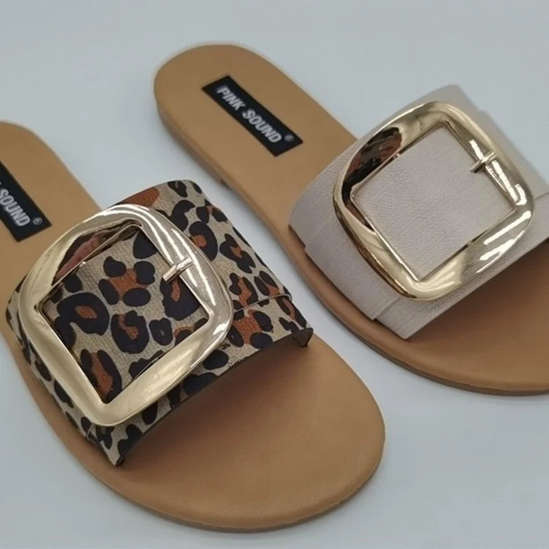 MIRELLA – SOMMERPANTOLETTE MIT SCHNALLE IN LEOPARD & CREME
