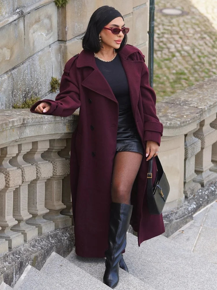 LEONORA – BURGUNDERFARBENER LANGMANTEL MIT TAILLIERTEM SCHNITT UND ELEGANTEM FALL