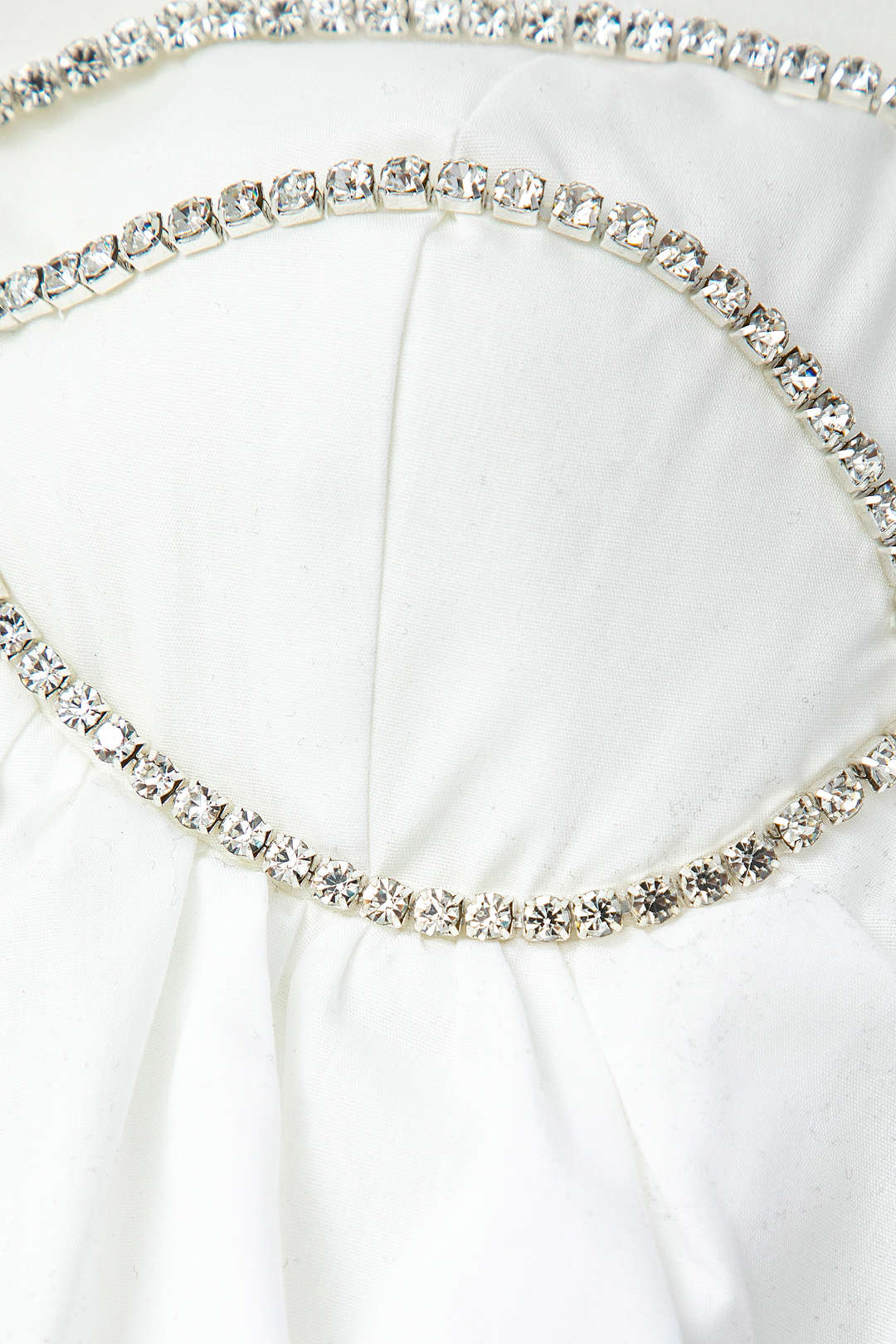 DALIA KLEID – ZARTES MINIKLEID MIT WELLENSAUM UND CHAIN-DETAIL