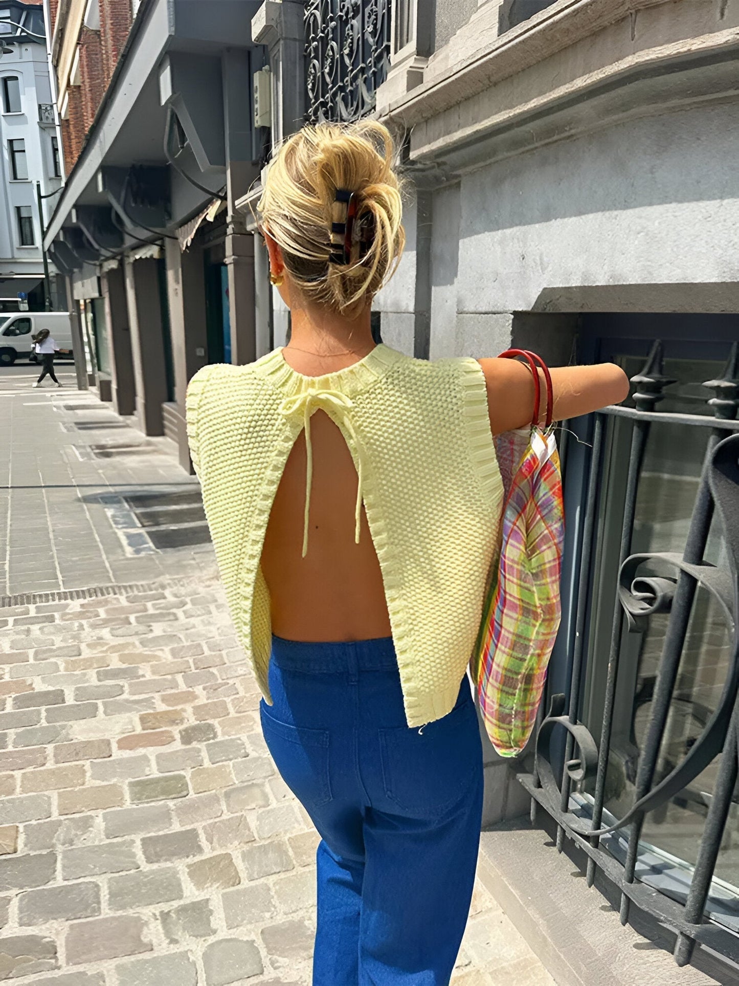 NORA – GELBES RÜCKENFREIES STRICKTOP MIT GEWELLTEM SAUM