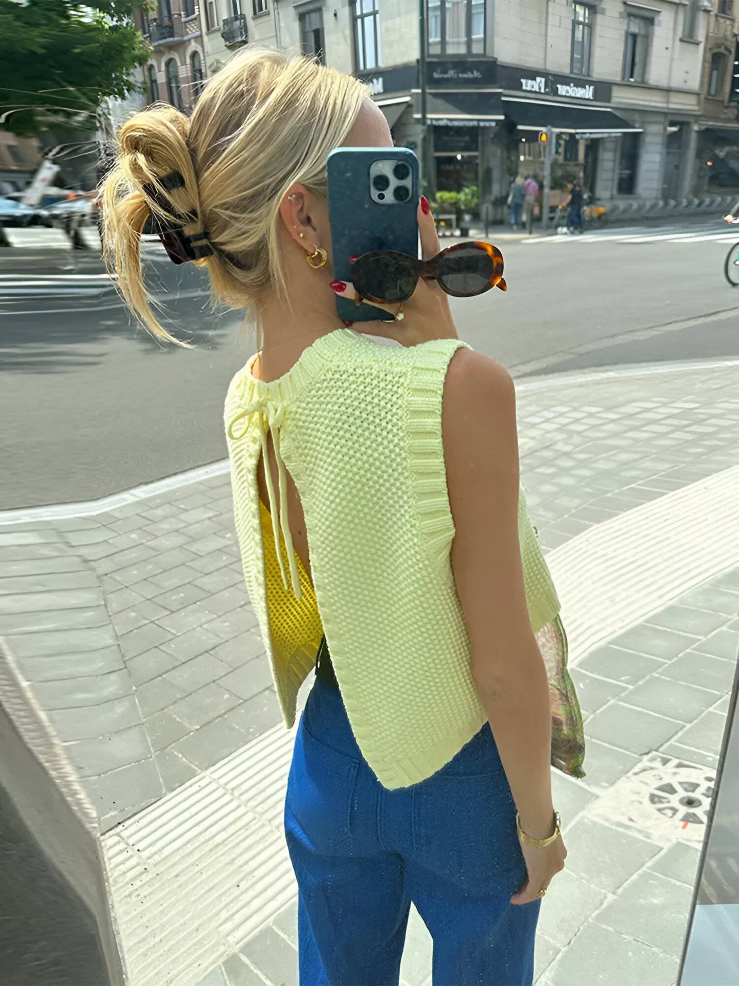 NORA – GELBES RÜCKENFREIES STRICKTOP MIT GEWELLTEM SAUM