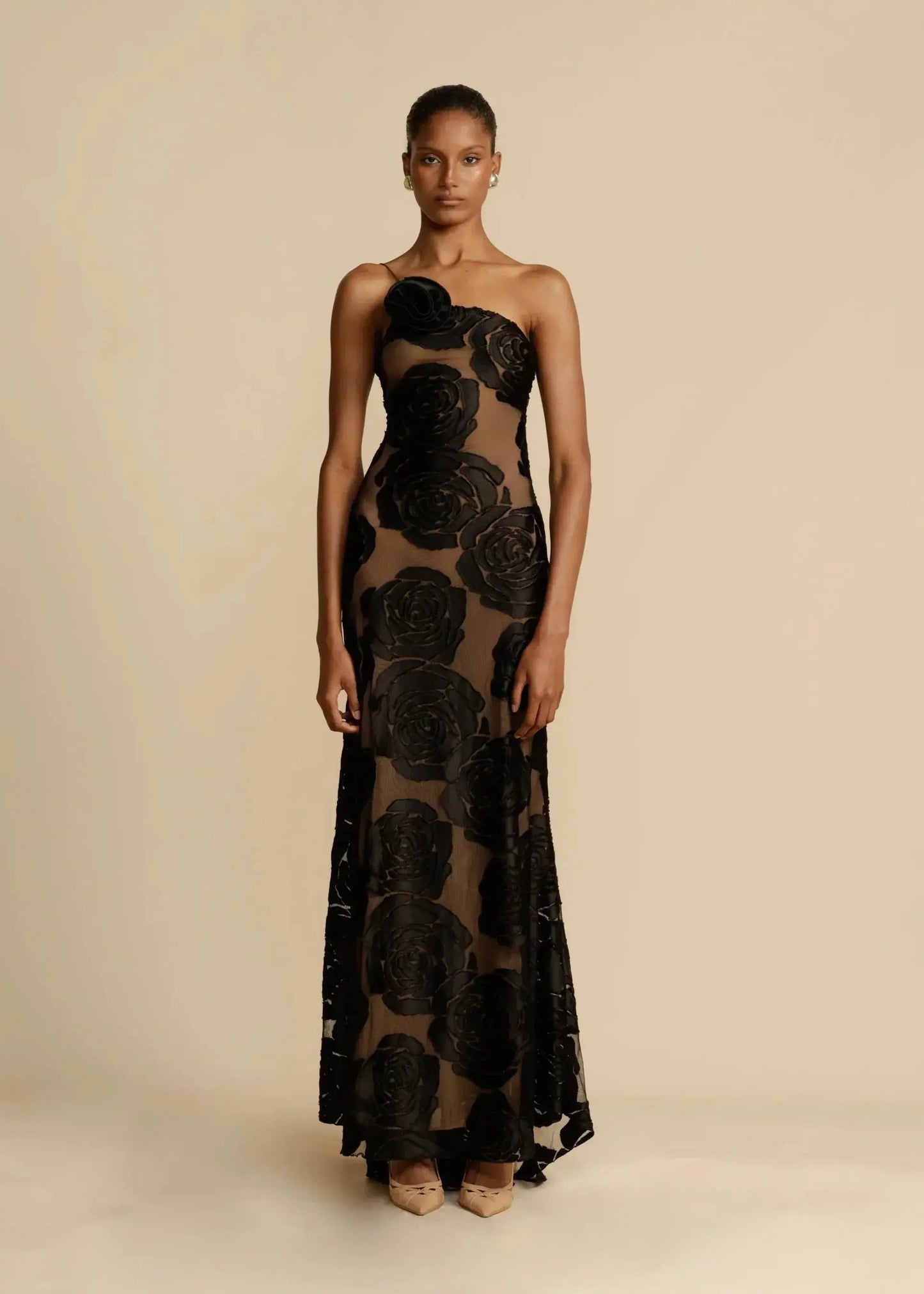 YARELI MAXIKLEID – SEXY UND ELEGANTES SCHWARZES MAXIKLEID MIT BLUMENMUSTER UND SCHLITZ