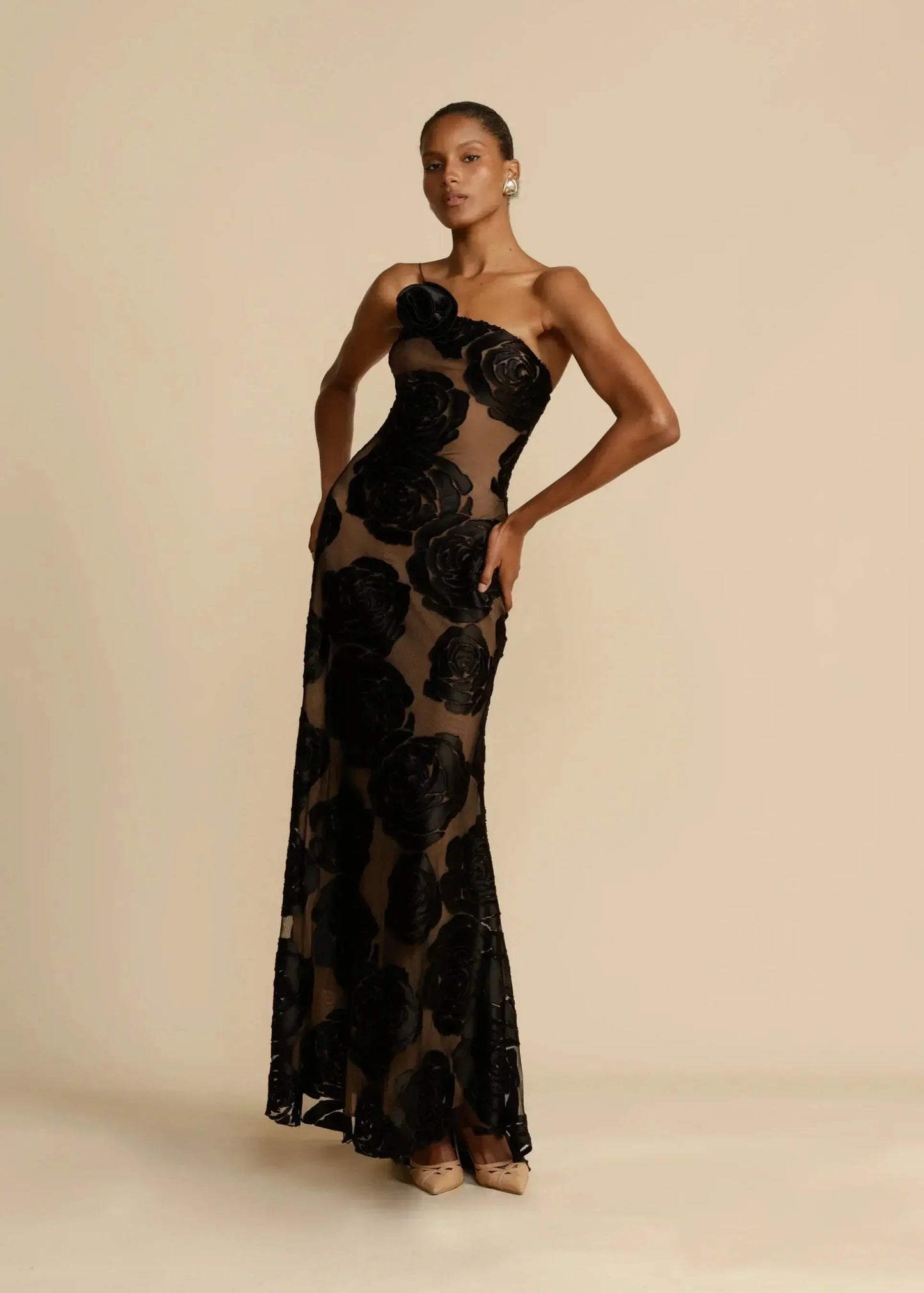 YARELI MAXIKLEID – SEXY UND ELEGANTES SCHWARZES MAXIKLEID MIT BLUMENMUSTER UND SCHLITZ