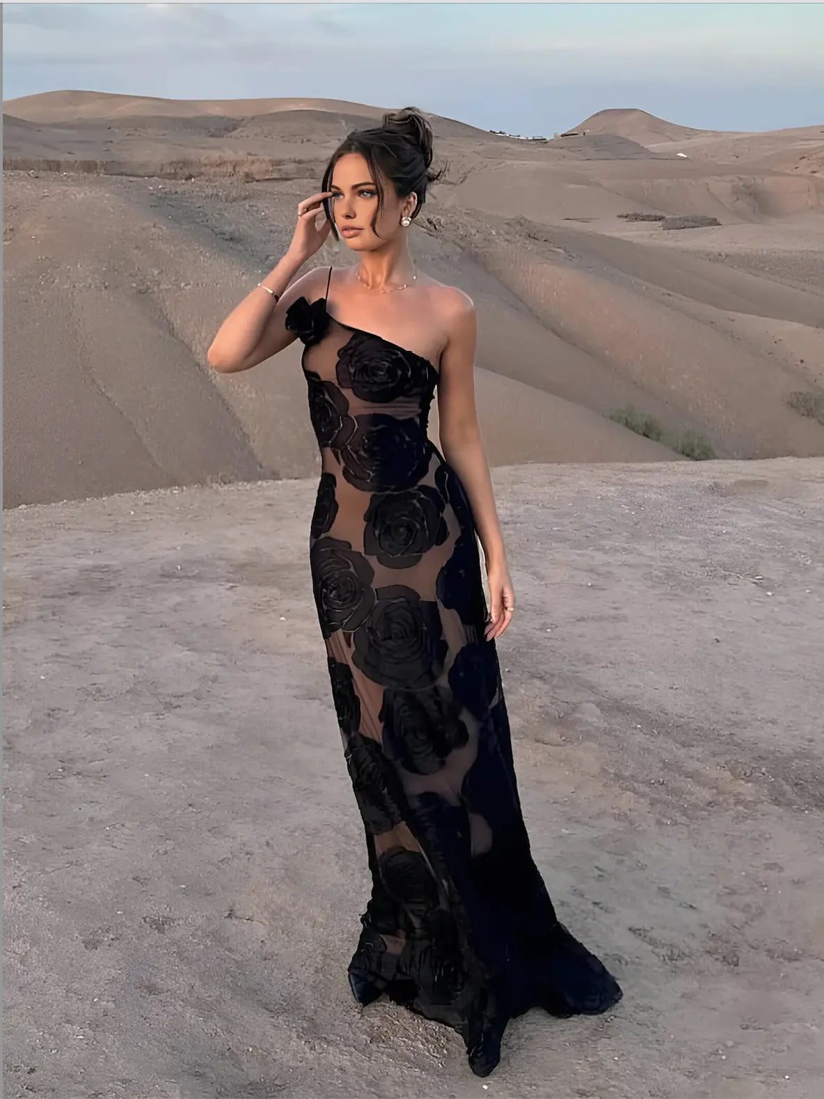 YARELI MAXIKLEID – SEXY UND ELEGANTES SCHWARZES MAXIKLEID MIT BLUMENMUSTER UND SCHLITZ