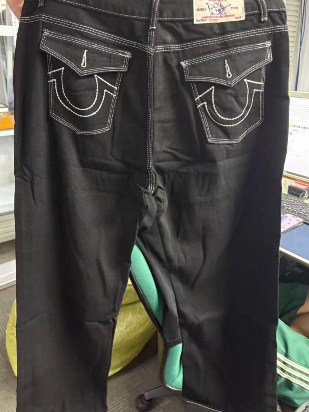 BROOKLYN BOOTCUT JEANS MIT STICKEREI UND AUFFÄLLIGEM TASCHENDESIGN