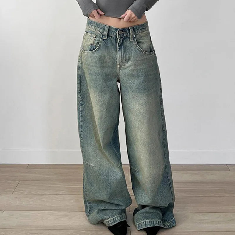 ALMERÍA BAGGYJEANS MIT FALTENDETAILS UND WEITEM BEIN IN BLAU