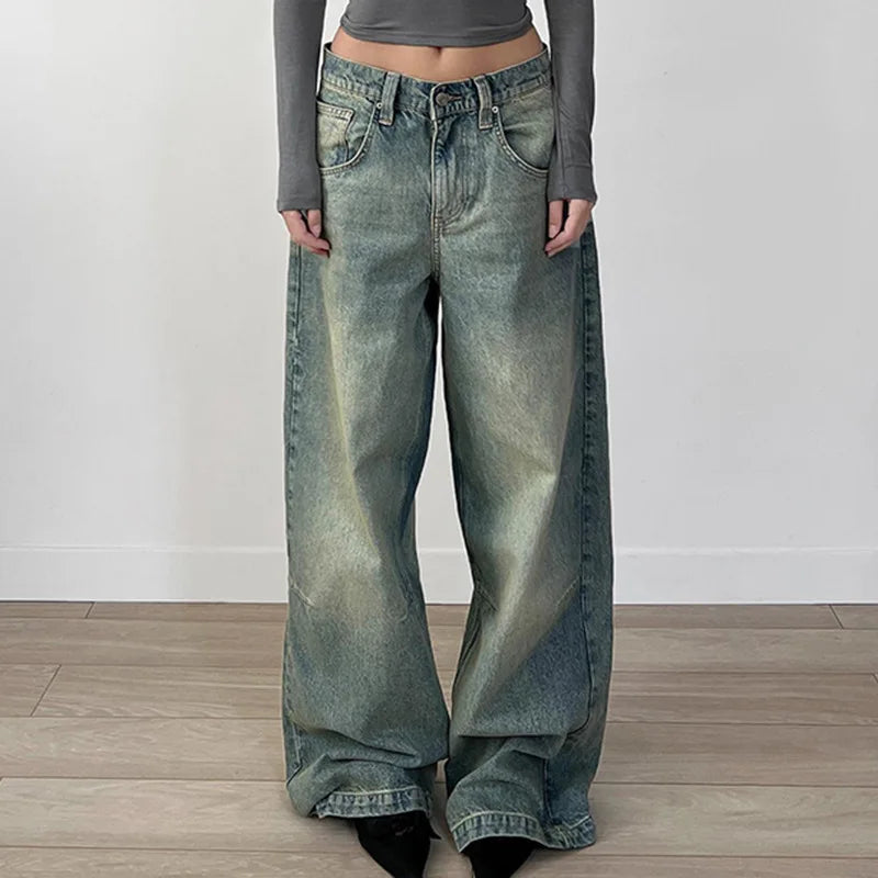ALMERÍA BAGGYJEANS MIT FALTENDETAILS UND WEITEM BEIN IN BLAU