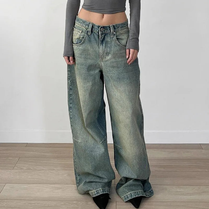 ALMERÍA BAGGYJEANS MIT FALTENDETAILS UND WEITEM BEIN IN BLAU