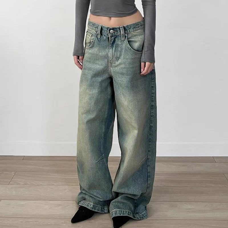 ALMERÍA BAGGYJEANS MIT FALTENDETAILS UND WEITEM BEIN IN BLAU