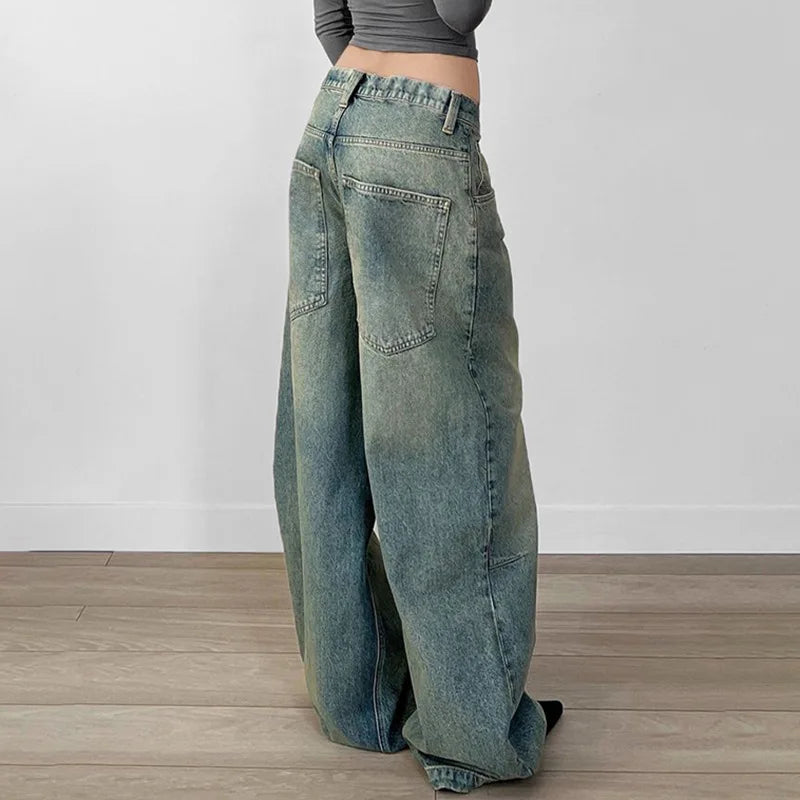 ALMERÍA BAGGYJEANS MIT FALTENDETAILS UND WEITEM BEIN IN BLAU