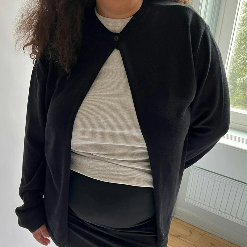 MAELLE STRICKJACKE – Y2K CARDIGAN MIT ONE-BUTTON DESIGN