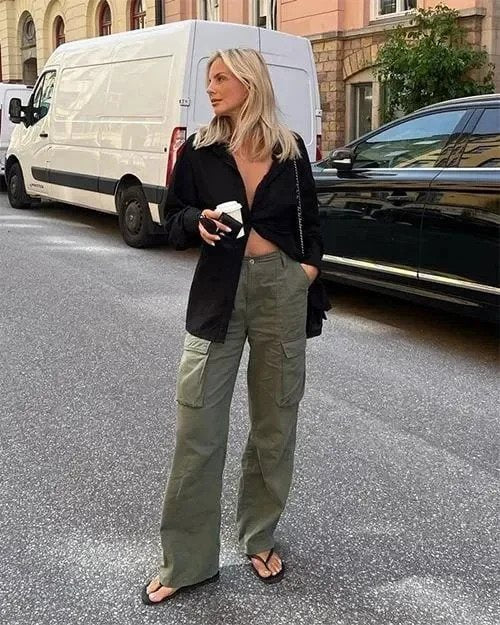 LIVIA – VERSTELLBARE CARGOHOSE MIT GERADER PASSFORM IN BEIGE