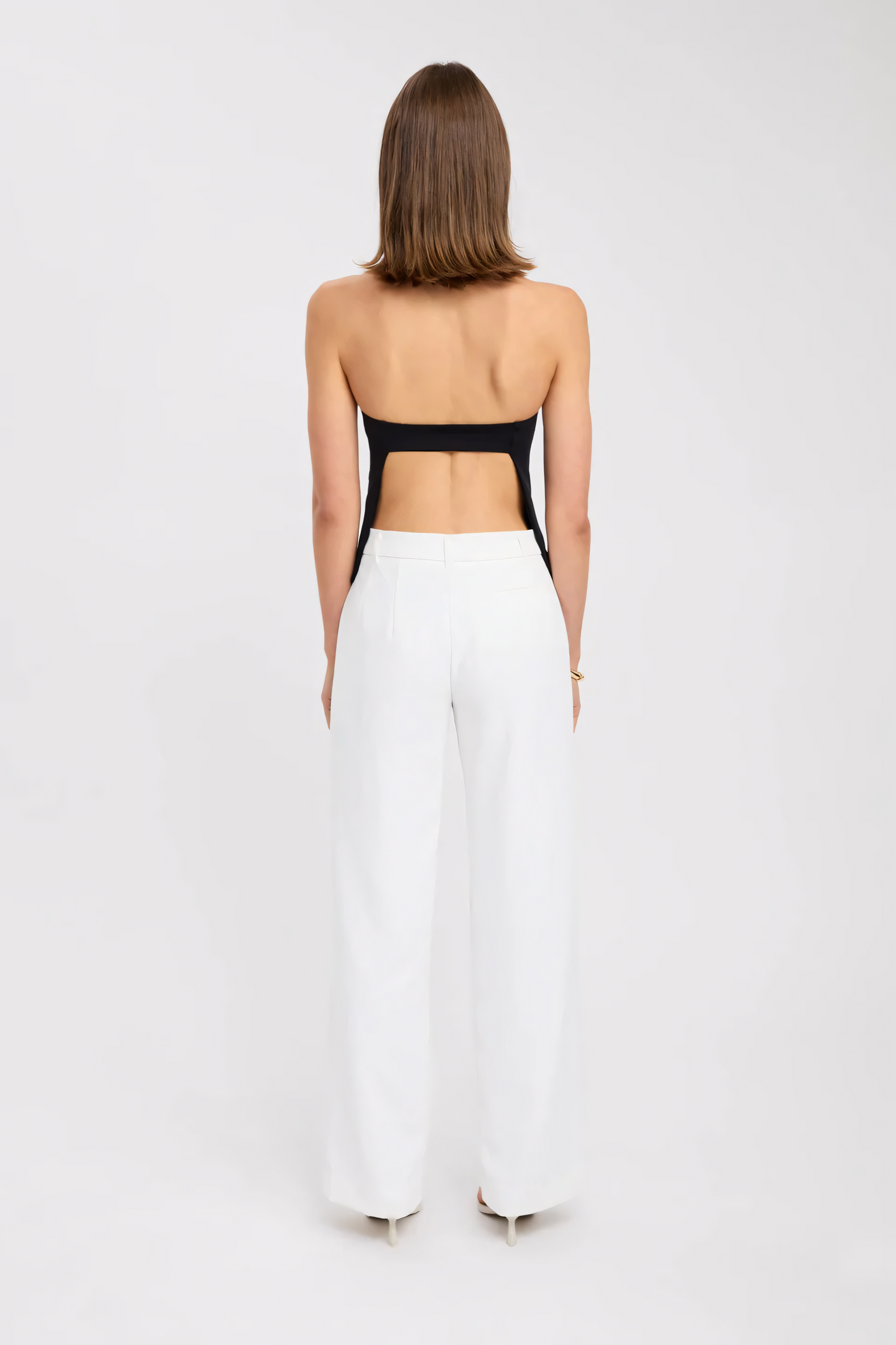 LYNNE – SCHWARZES NECKHOLDER TOP MIT ELEGANTEM SCHNITT