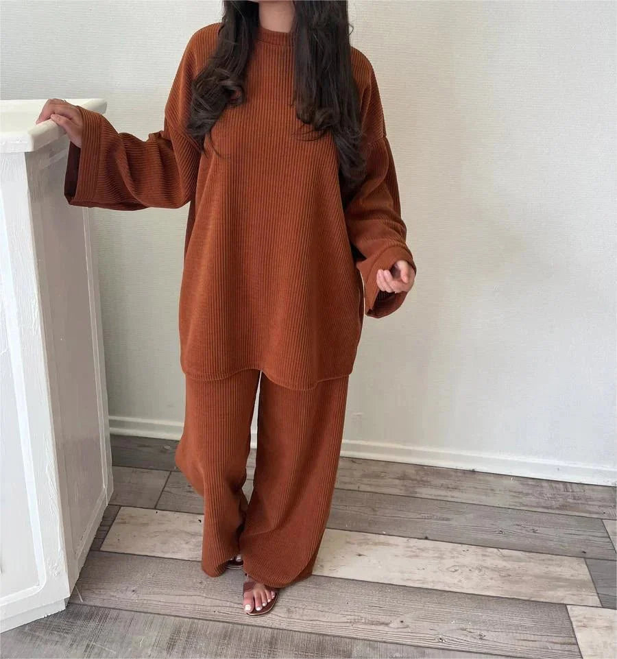 MIRELLA LOUNGEWEAR-SET – DAMEN-LOUNGEWEAR-SET MIT MODERNER GERIPPTER STRUKTUR FÜR EINEN TRENDIGEN LOOK
