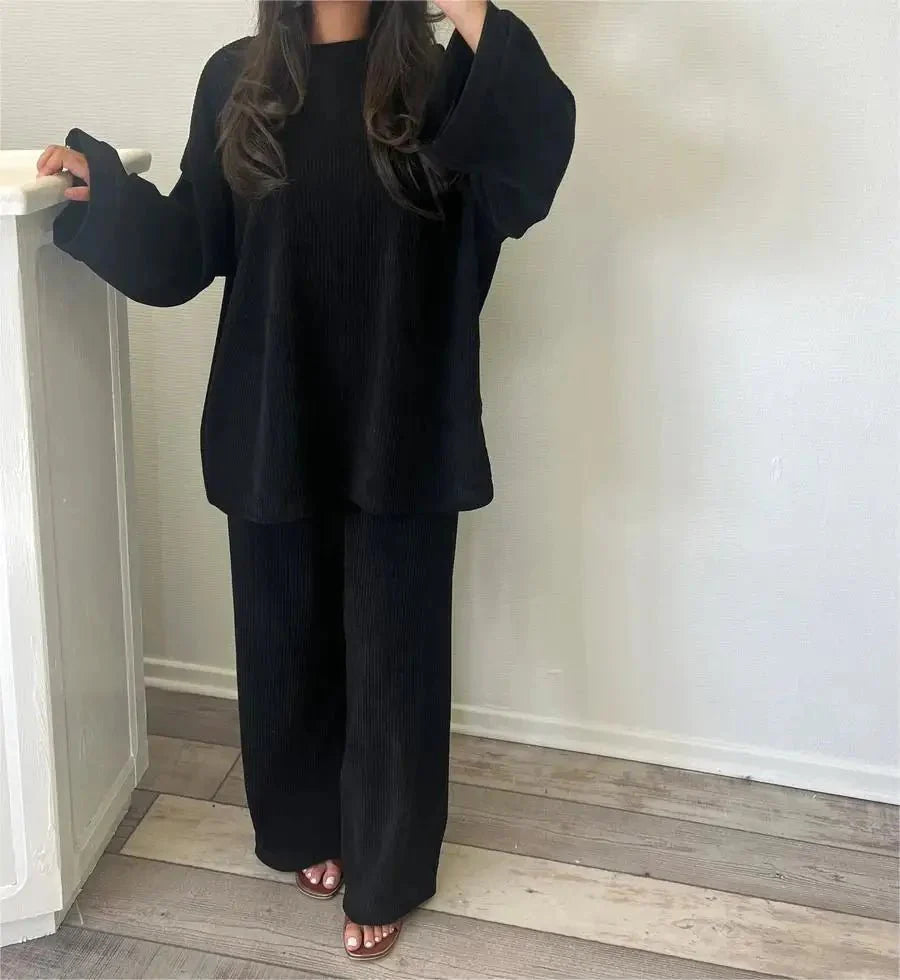 MIRELLA LOUNGEWEAR-SET – DAMEN-LOUNGEWEAR-SET MIT MODERNER GERIPPTER STRUKTUR FÜR EINEN TRENDIGEN LOOK