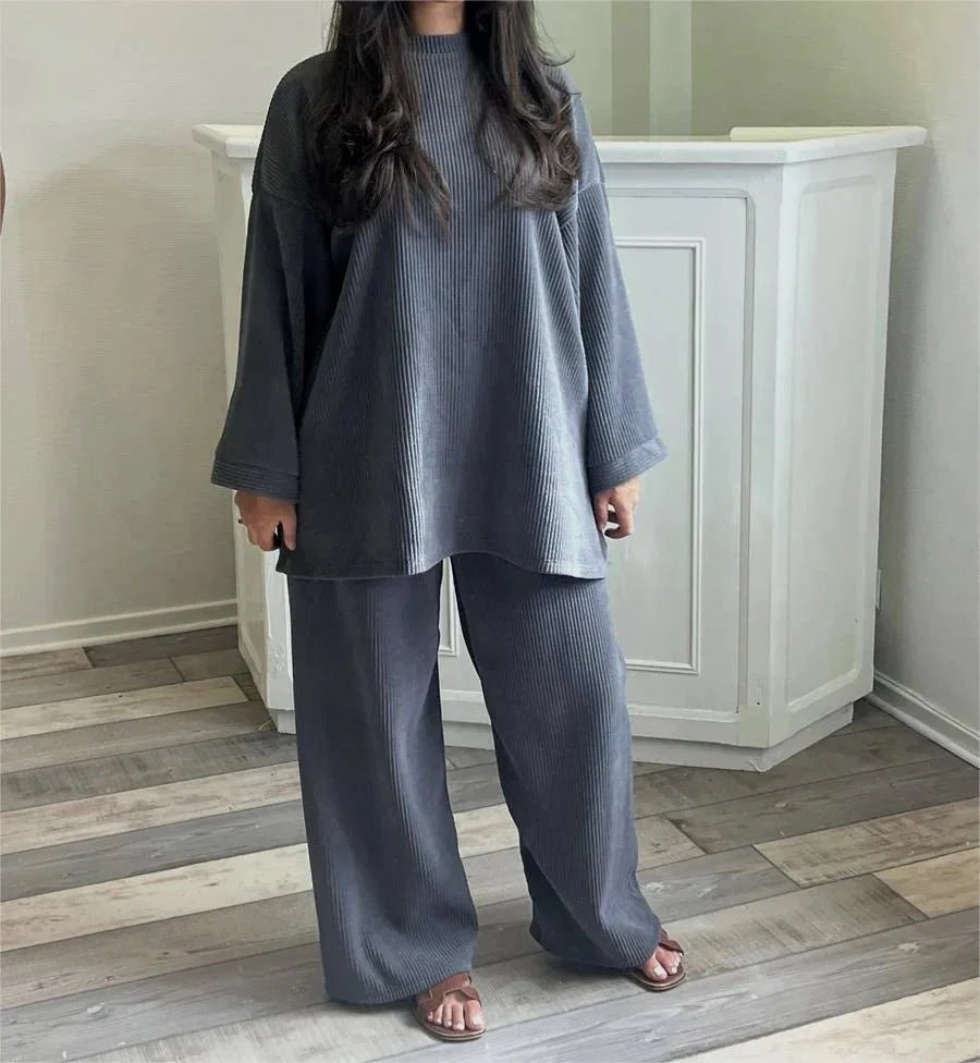 MIRELLA LOUNGEWEAR-SET – DAMEN-LOUNGEWEAR-SET MIT MODERNER GERIPPTER STRUKTUR FÜR EINEN TRENDIGEN LOOK