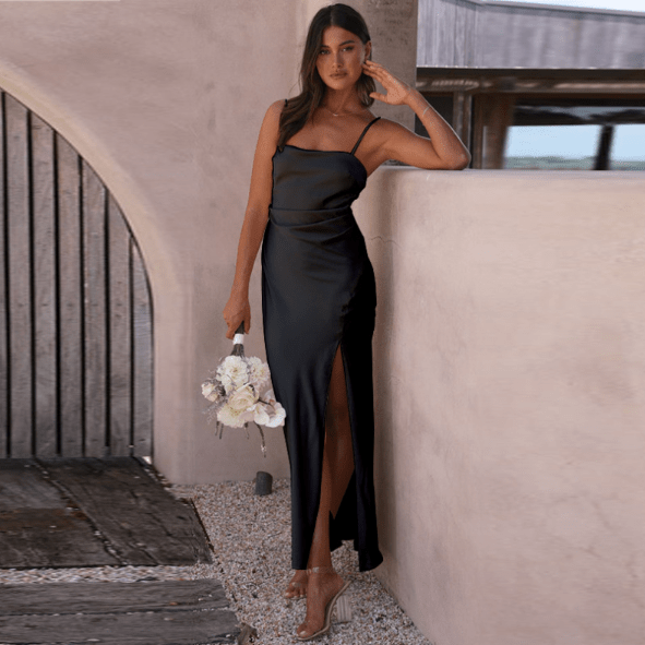 JULY | FLIESSENDES KLEID MIT SPAGHETTI-TRÄGERN & SCHLITZ