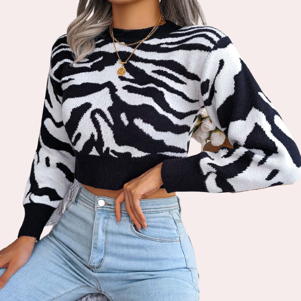 ZELINA – CROPPED PULLOVER IN SCHWARZ-WEISS MIT ZEBRAMUSTER UND KURZEN ÄRMELN