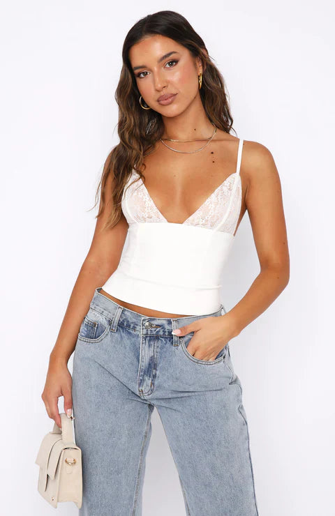 SOFIA – SPITZEN CROP TOP MIT SPAGHETTITRÄGERN IN SCHWARZ & WEISS