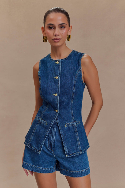 CLAUDIA – JEANS-ZWEITEILER MIT KNOPFLEISTE & HIGH-WAIST SHORTS