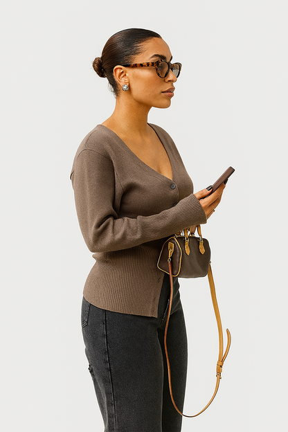 LEONA – STRICKJACKE MIT V-AUSSCHNITT IN BRAUN