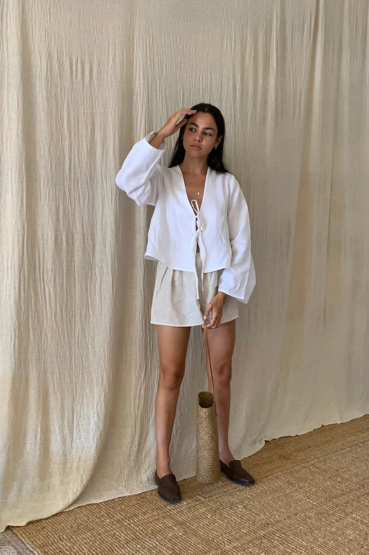 LIVIA – WEISSE BLUSE MIT SCHNÜRUNG UND KURZEN ÄRMELN