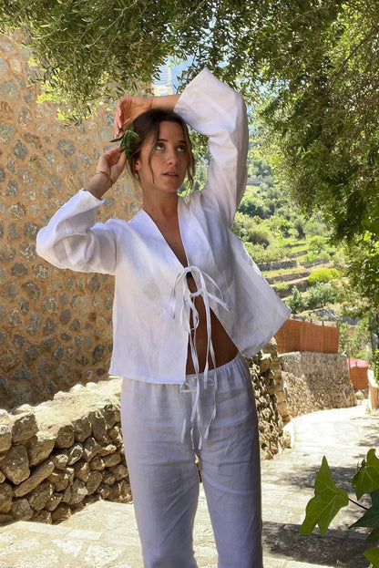LIVIA – WEISSE BLUSE MIT SCHNÜRUNG UND KURZEN ÄRMELN