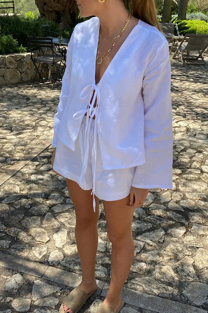 LIVIA – WEISSE BLUSE MIT SCHNÜRUNG UND KURZEN ÄRMELN
