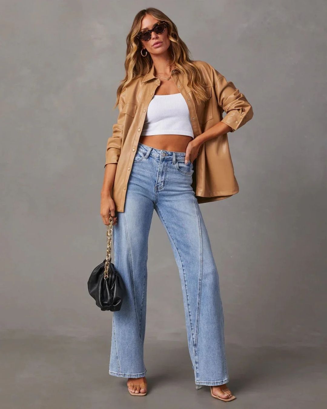 AMÉLIE – DENIM JEANS MIT WEITEM BEIN UND V-NAHTDETAILS