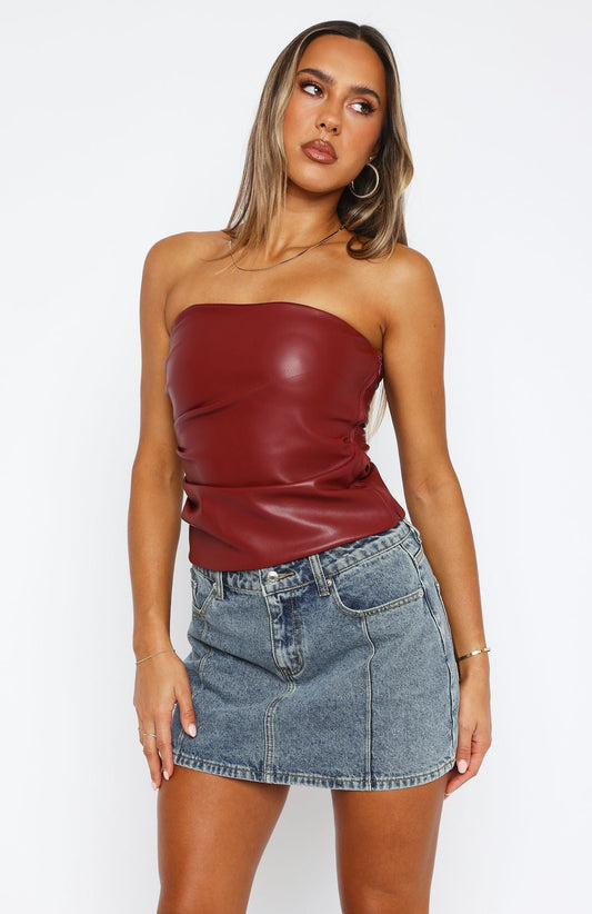 LEONA – SCHULTERFREIES BANDEAU-TOP AUS LEDEROPTIK IN BORDEAUX