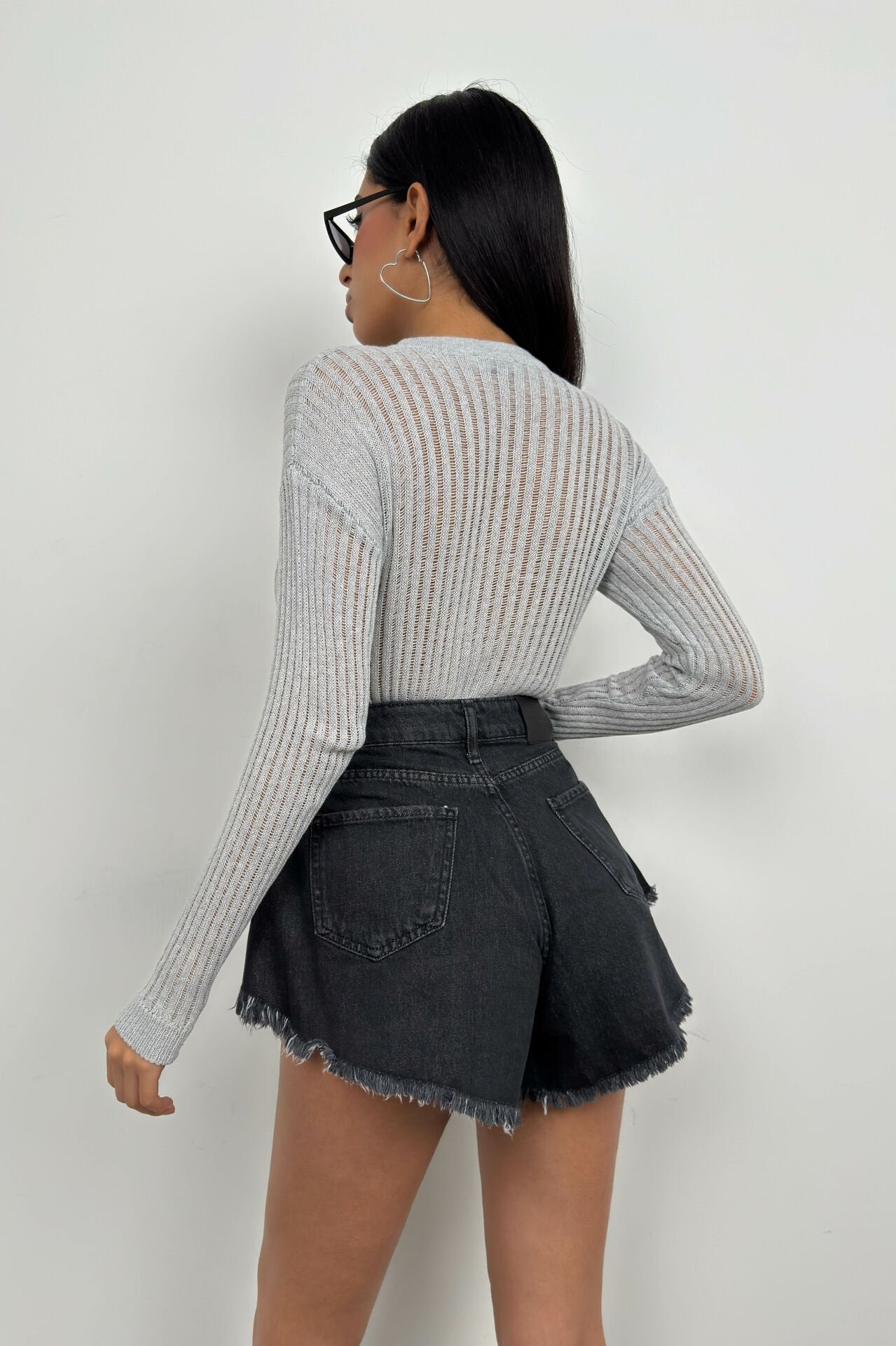 Alora | Graue, Gerippte Damenbluse mit Transparenter Struktur 3