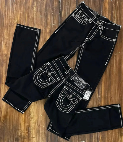 SIERRA DESIGNER-JEANS MIT STRASSDETAILS UND PERFEKTEM SITZ