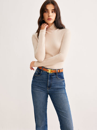 ALINA – BEIGES LANGARMSHIRT MIT HOHEM KRAGEN UND FIGURBETONTEM SCHNITT