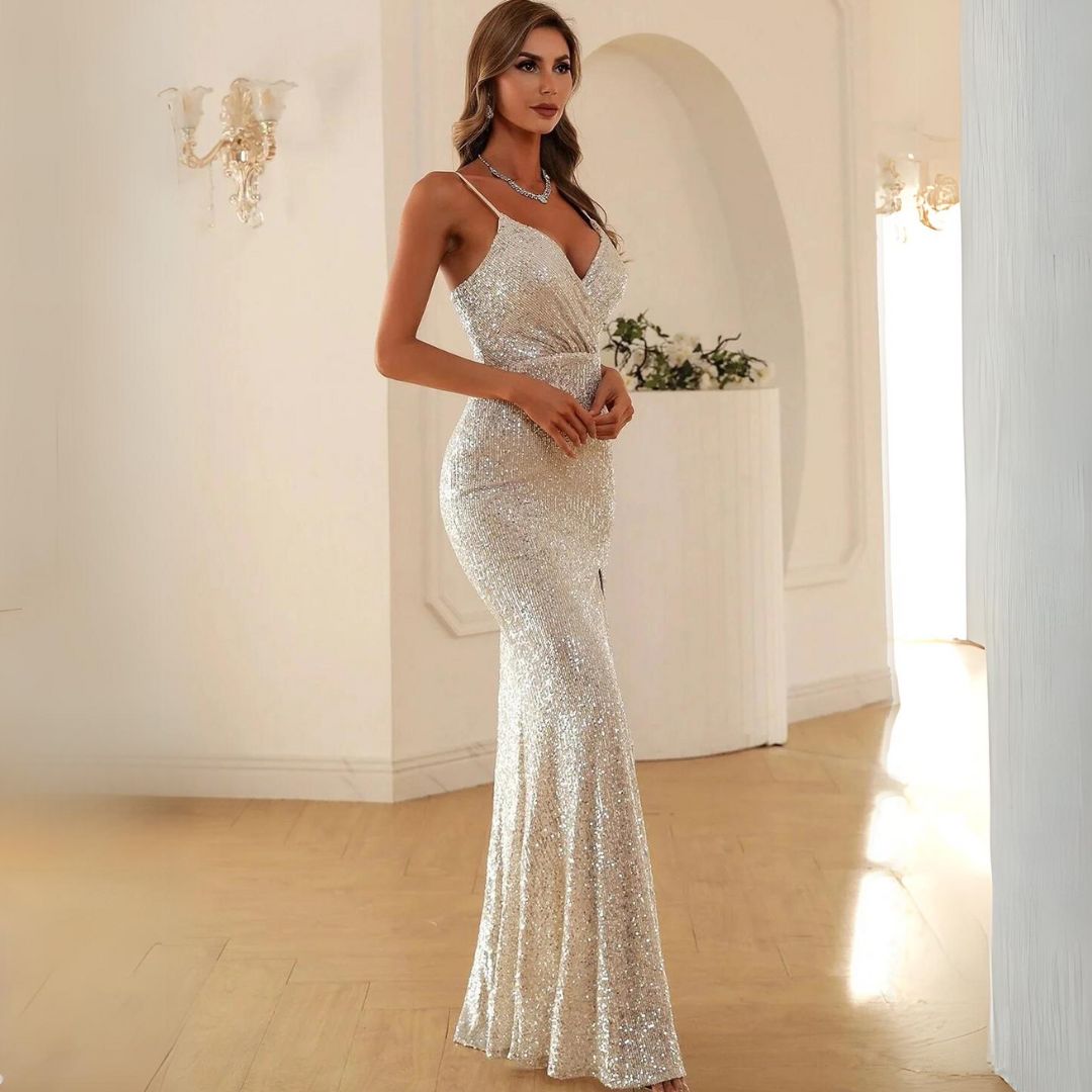 LUMINA ABENDKLEID – SCHLICHTES UND DOCH ELEGANTES SILBERNES PAILLETTEN-ABENDKLEID MIT SCHLITZ FÜR DAMEN