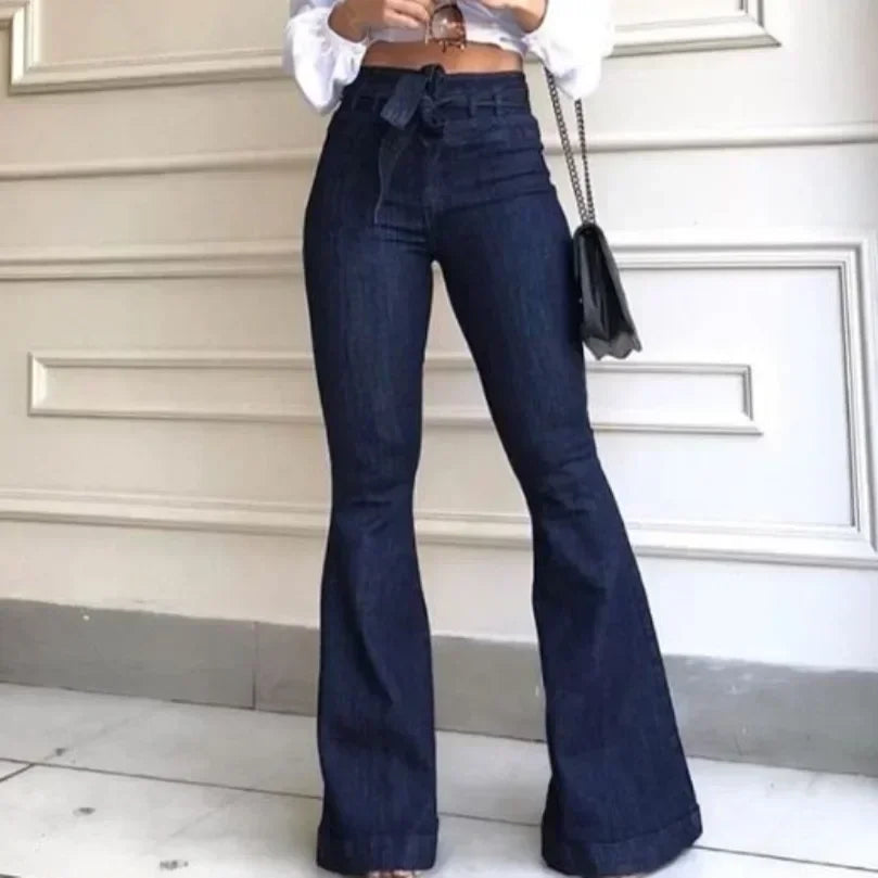 CARLOTTA BOOTCUT JEANS MIT HIGH WAIST UND FIGURBETONTER PASSFORM
