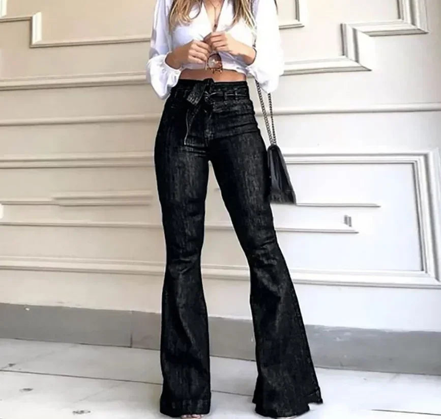 CARLOTTA BOOTCUT JEANS MIT HIGH WAIST UND FIGURBETONTER PASSFORM