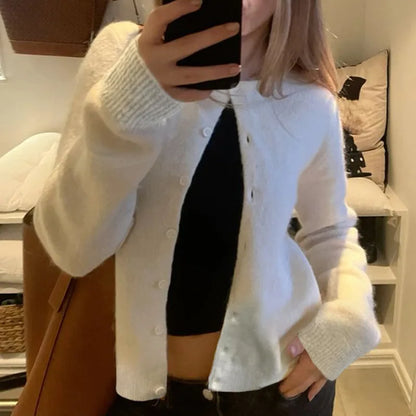 CELINE CARDIGAN – KLASSISCHE STRICKJACKE MIT PREMIUM-FLAIR