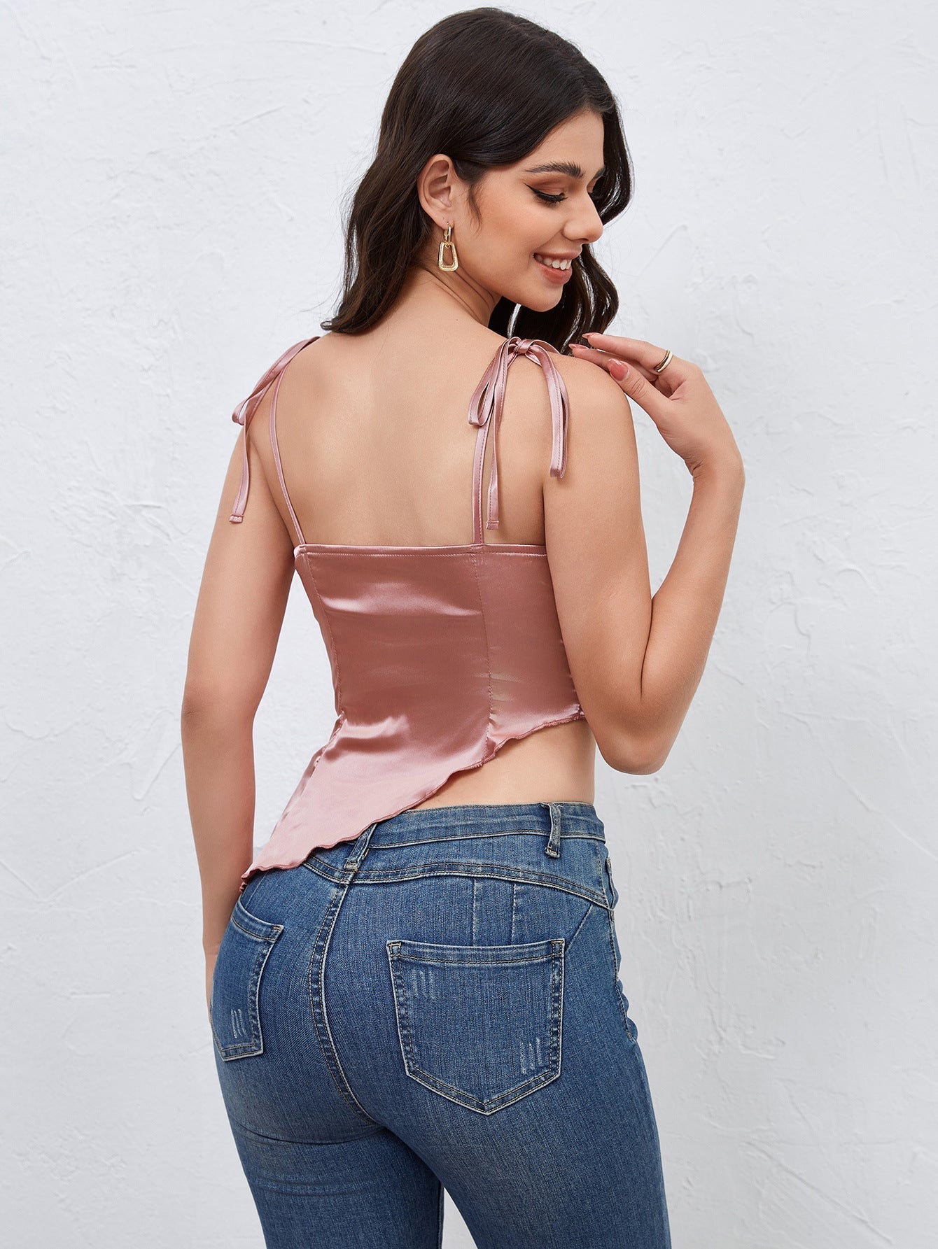 Erika | Kurzes rosa Satin-Top mit asymmetrischem Schnitt und Schnürung 1