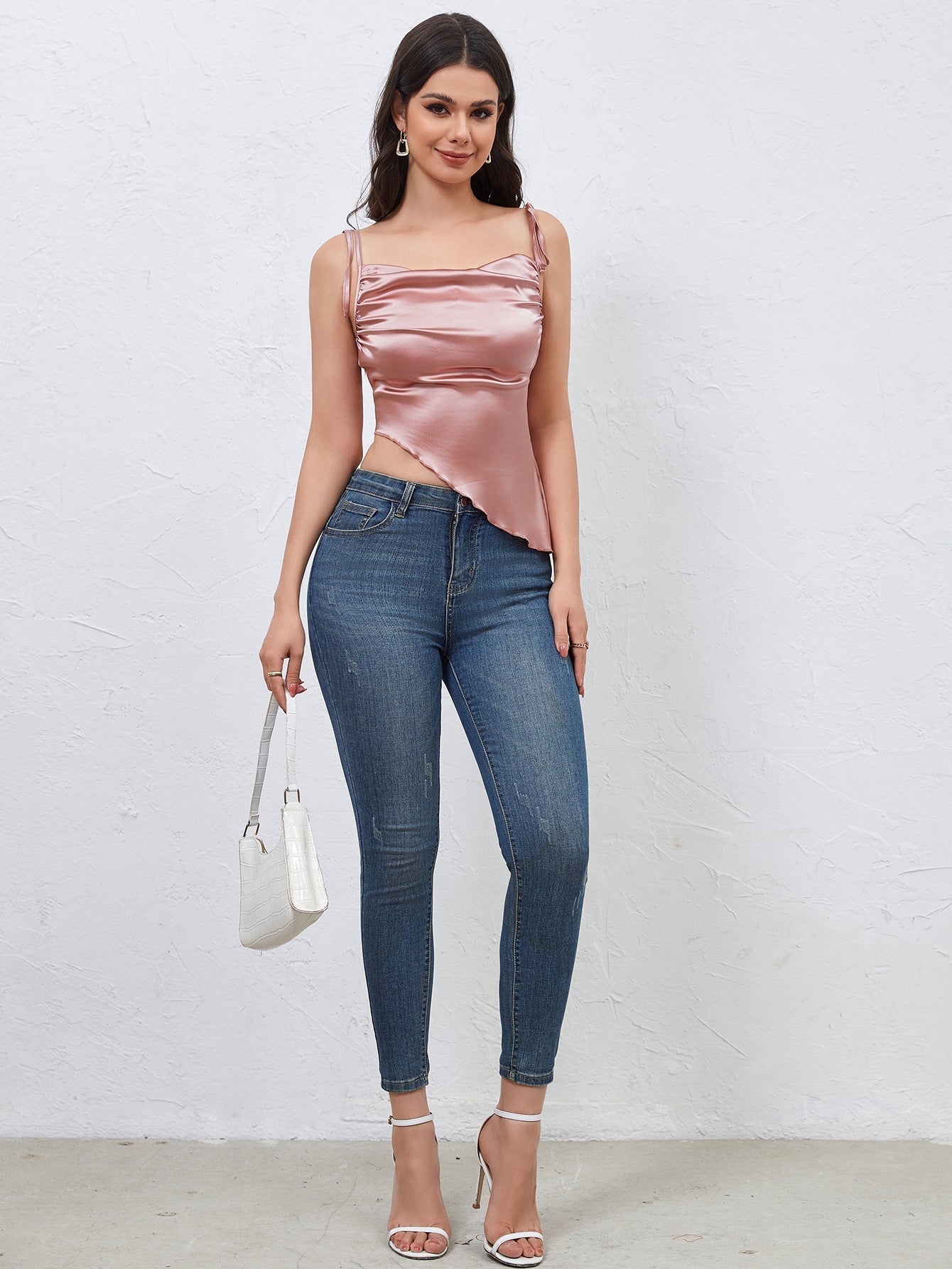 Erika | Kurzes rosa Satin-Top mit asymmetrischem Schnitt und Schnürung 5