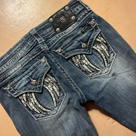 MANHATTAN DESIGNER-JEANS MIT AUFFÄLLIGER TASCHENSTICKEREI